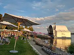 Sitzplätzen vor der großen Bühne am Ufer des Bodensees (Juli)