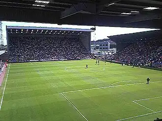 Der Kop Stand (links) und der Main Stand im Prenton Park