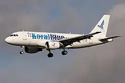 Ein Airbus A319 der Koral Blue