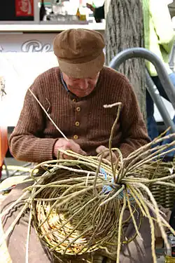 Ein Korbflechter bei der Arbeit