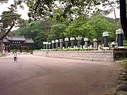 Stelen und Stupas am Eingang zu Tongdosa