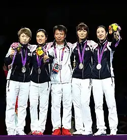 Silber für das Säbelteam der Frauen 2012 (v.&nbsp;l.&nbsp;n.&nbsp;r.): Jung Hyo-jung, Choi Eun-sook, Trainer, Choi In-jeong, Shin A-lam