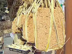 Meju-Blöcke zum Trocknen aufgehängt