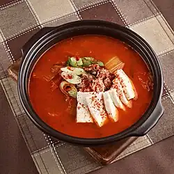Kimchi-jjigae oder Kimchi-Eintopf