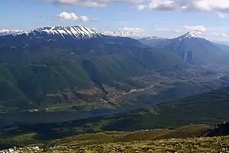 Koritnik (links) vom Pashtrik mit Fierza-Stausee im Vordergrund