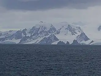 Blick von der Bransfieldstraße auf den Kormesiy&nbsp;Peak