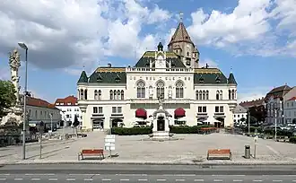 Hauptplatz mit neogotischem Rathaus und dahinter der spätgotische Stadtturm