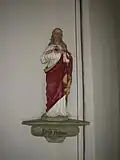 Eine der Holzfiguren im Innern mit einer Herz-Jesu-Darstellung