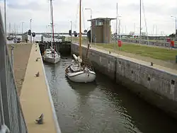 Kleine Schleuse Kornwerderzand – dahinter große Schleuse (2008)