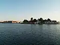 Blick vom ehemaligen Bahnhof über das innere Korsører Hafenbecken zur Festung