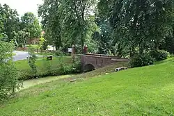 Brücke über den Graben um die Kirchwarft