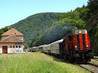 Sonderzug von Budapest nach Banská Štiavnica durchfahrt in Bahnhof Kozelník am 8. Juni 2013.