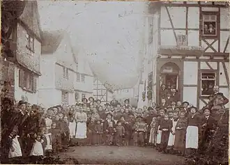 Historisches Kirmesfoto, Dorfbewohner vor der ehemaligen Wirtschaft zum Adler, Wehrstraße&nbsp;2