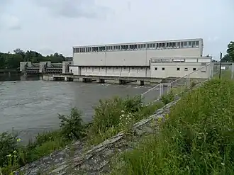 Das Kraftwerk Bergheim, gesehen von flussabwärts