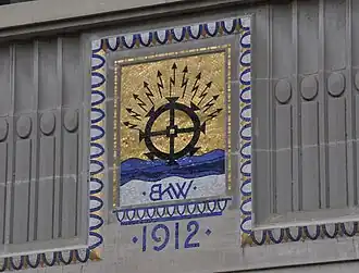 Emblem über dem Portal