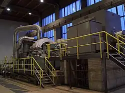 Dampfturbine (links) und elektrischer Generator (rechts)