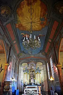 Barocker Altarraum mit gemaltem Retabel