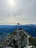 Gipfelkreuz vom etwas höheren Hauptgipfel