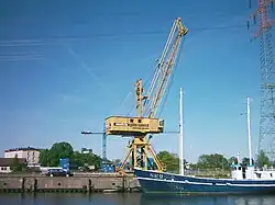Harburger Binnenhafen, Portalkran (1972) der Firma Mulch als technisches Denkmal (seit 2006 KulturKran), im Hintergrund das Harburger Schloss