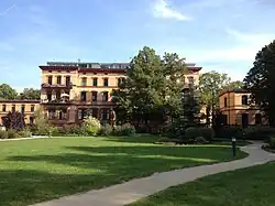 Blick vom Patientengarten des Neubaus in Richtung Osten