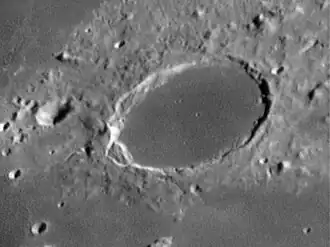 Großaufnahme des Kraters Plato. Foto von Ole Nielsen.