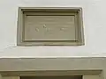 Gründertafel über dem Hintereingang