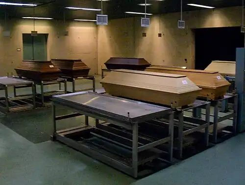 Aufstellung der Särge zur Einäscherung (Berlin-Baumschulenweg)