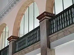 Arkadenbögen auf schlanken kan­ne­lierten Pfeilern, großer Gemeinde­raum in der rechten Seitenempore