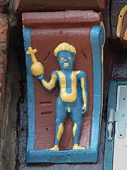 Schnitzfigur an der Ostseite: Geistlicher