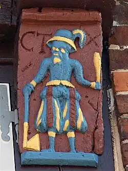 Schnitzfigur an der Westseite: Wilder Mann