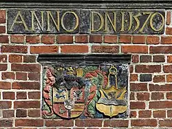 Jahreszahl und Wappen von Landesherrschaft und Stadt