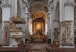 Kirchenschiff mit Chor