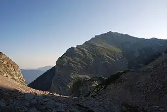 Kreuz Südflanke. In der Ackergrube die Welser Hütte