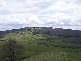 Blick vom Arnsberg (843&nbsp;m) nach Süden zum Kreuzberg (928&nbsp;m), dem dritthöchsten Berg der Rhön