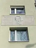 Kreuzensteinerhof, Fassade, Floridsdorfer Hauptstraße 14, Inschrift zu Julius Raab und Porträtzeichnung von Julius Raab