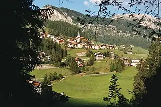 Links die Kreuzspitze, rechts der Paresberg, vorne der Hauptort Wengen