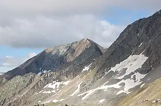 Der Hintere Sajatopf (ganz links) von Nordosten als unmerklicher Nebengipfel der Kreuzspitze. In der Bildmitte die Kreuzspitze, rechts darunter die Tulpspitze