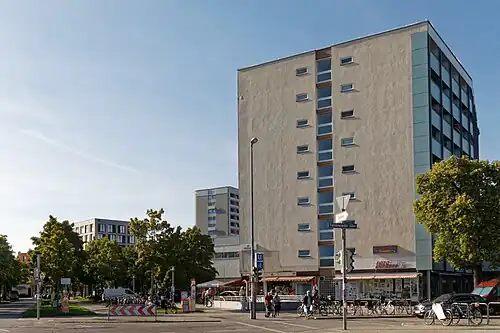 Geschäftszentrum an der Kreuzung Forstenrieder Allee / Züricher Straße