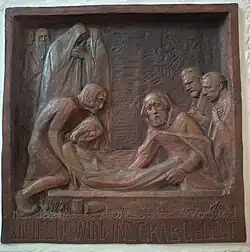 Kreuzwegstationen in St. Laurentius (Schifferstadt) XIV. Station: Ganz rechts, August Weckbecker, links daneben, der Kirchenarchitekt Albert Boßlet, dargestellt als „Zeugen“ der Grablegung Christi (1928).