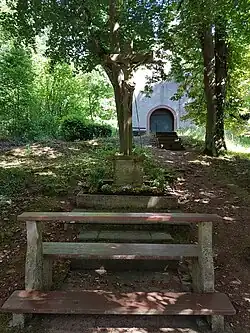 XII. Jesus stirbt am Kreuze, im Hintergrund die Kalvarienbergkapelle