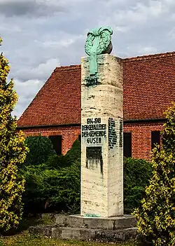 Steinsäule mit Ehrenkranz und Gedenktafel
