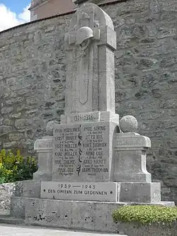 Kriegerdenkmal (1914–18) unterhalb der Kirche in Altenberga
