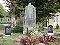 Denkmal für die gefallenen Opfer des Ersten und Zweiten Weltkrieges vor der Kirche