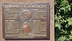 Erläuterungstafel zu dem Land-Art-Projekt Kriemhilds Rosengarten des Konzeptkünstlers Eichfelder