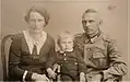 Walter Kuno Kriesel, auf Heimaturlaub im Zweiten Weltkrieg, mit Ehefrau Frieda und Sohn Werner (1943)