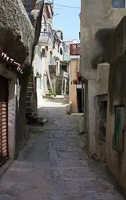 Enge Gasse im Zentrum der Ortschaft Baška