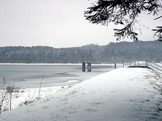 Stausee und Staudamm der Krombachtalsperre