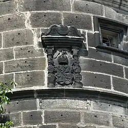 Wappen von Fürstbischof Johann Georg&nbsp;I. Zobel von Giebelstadt, darunter eine Bauinschrift aus dem Jahr 1580