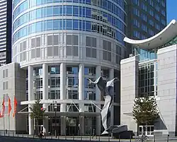 Eingangsbereich mit Skulptur Inverted Collar and Tie