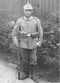 Grenadier des Regiments an der Ostfront mit grauer Felduniform mit Helmüberzug, 1915